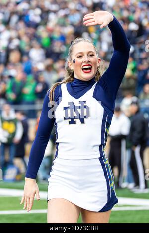 22 novembre 2025 : notre Dame Cheerleader joue lors d'un match de football NCAA entre l'Orange de Syracuse et l'Irlandais notre Dame Fighting au notre Dame Stadium de South Bend, Indiana. John Mersits/CSM Banque D'Images