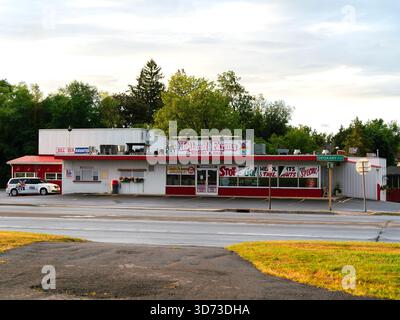 Yorkville, NY - 17 août 2025 : vue panoramique de Holland Farms Bakery & Deli à Yorkville, NY, servant des demi-lunes, une tarte aux tomates et du café frais depuis 1955 Banque D'Images