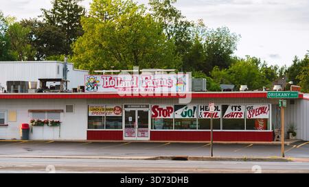Yorkville, NY - 17 août 2025 : vue panoramique de Holland Farms Bakery & Deli à Yorkville, NY, servant des demi-lunes, une tarte aux tomates et du café frais depuis 1955 Banque D'Images