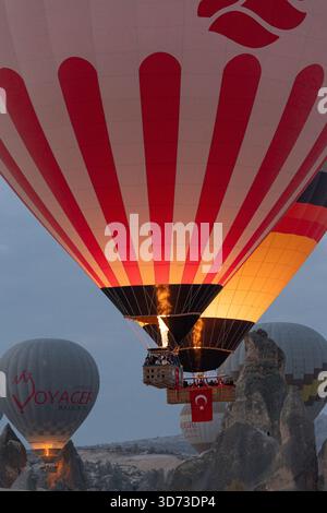 Lever du soleil en montgolfière au-dessus de Love Valley, Cappadoce, Turkiye Banque D'Images