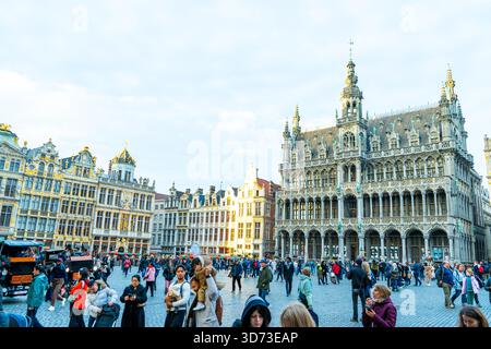 Bruxelles, Belgique - 28 octobre 2025 : bâtiment Guildhall sur la Grand place à Bruxelles, Belgique. Maisons anciennes bâtiment d'architecture dans le centre-ville Square. Beaucoup de gens touristes Banque D'Images