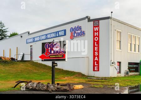 Yorkville, NY - 17 août 2025 : Odds & ends à Yorkville, NY, un magasin de fournitures de construction à prix réduit offrant fenêtres, portes, revêtements de sol et matériaux de rénovation Banque D'Images