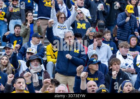 College Park, États-Unis. 22 novembre 2025. College Park, MD : les fans des Michigan Wolverines encouragent l'équipe avant un match de la NCAA contre les Terrapins du Maryland le samedi 22 novembre 2025 au SECU Stadium. Les Wolverines battent les Terrapins 45-20. (Bob Blakley/image du sport) crédit : image du sport /Alamy Live News Banque D'Images
