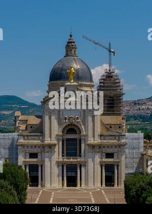 La basilique baroque Santa Maria degli Angeli, construite au XVIe siècle, présente une façade ornée et un dôme imposant. Situé à Santa Maria degli Angeli, Italie Banque D'Images