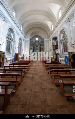 Acquapendente, Italie - Jul 14, 2025 : église de l'intérieur de l'Augustin à Acquapendente, Italie, avec des plafonds voûtés et des arches ornées de fresques. Banque D'Images