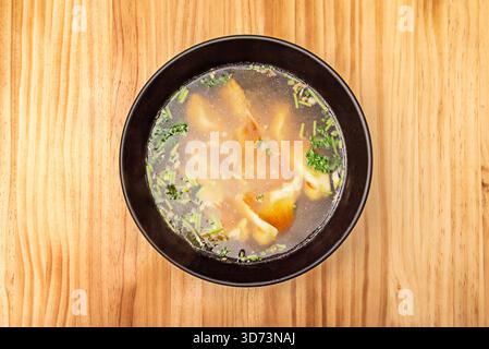 Tori Paitan Ramen bol avec bouillon de poulet crémeux, cuisse de poulet confite, champignons shiitake et œuf ajitsuke Banque D'Images