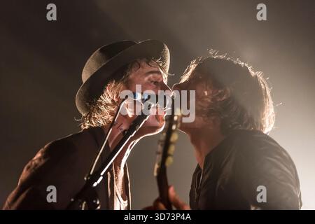 Les Libertines vivent dans Forest National - barat et Doherty chantent ensemble au micro | les Libertines en concert a Forest National - Doherty et Barat c Banque D'Images