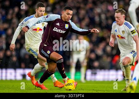 LEEDS, ANGLETERRE - 23 NOVEMBRE : Morgan Rogers d'Aston Villa est défié par Sean Longstaff de Leeds United lors du match de premier League entre Leeds United et Aston Villa à Elland Road le 23 novembre 2025 à Leeds, Angleterre. (Photo de René Nijhuis) crédit : René Nijhuis/Alamy Live News Banque D'Images