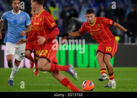 Rome, Italie. 23 novembre 2025. Medon Berisha de l'US Lecce en action lors du match de football de Serie A 2025/2026 entre le SS Lazio et l'US Lecce au Stadio Olimpico à Rome (Italie), le 23 novembre 2025. Crédit : Insidefoto/Alamy Live News Banque D'Images