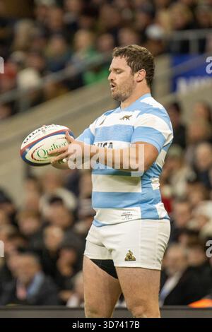Londres, Royaume-Uni. 23 novembre 2025. Julian Montoya (2 Argentina) se prépare pour une ligne de départ lors du match entre l'Angleterre et l'Argentine dans la série Quilter Nations au stade Allianz, Twickenham, Angleterre le dimanche 23 novembre 2025. Crédit : SPP Sport Press photo. /Alamy Live News Banque D'Images