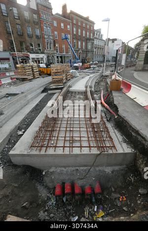 Dublin, Irlande - 25 mai 2016 - vue de travaux de construction incomplets de barres d'armature et de lignes de tramway en béton entourés de barrières à Saint Stephen's Green dans le cadre des travaux de Luas Cross City dans la capitale irlandaise Banque D'Images