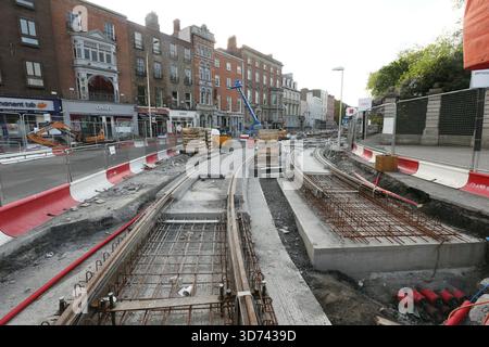 Dublin, Irlande - 25 mai 2016 - vue de travaux de construction incomplets de barres d'armature et de lignes de tramway en béton entourés de barrières à Saint Stephen's Green dans le cadre des travaux de Luas Cross City dans la capitale irlandaise Banque D'Images