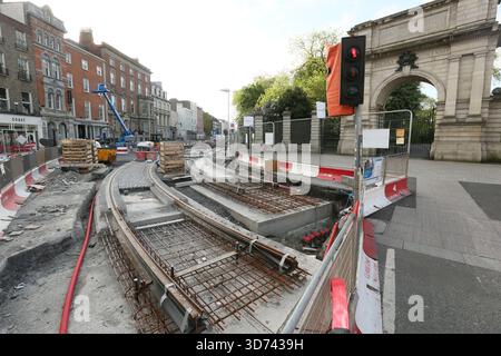 Dublin, Irlande - 25 mai 2016 - vue de travaux de construction incomplets de barres d'armature et de lignes de tramway en béton entourés de barrières à Saint Stephen's Green dans le cadre des travaux de Luas Cross City dans la capitale irlandaise Banque D'Images