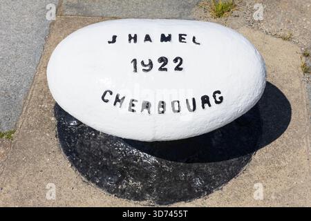 Borne blanche peinte à la main dans le port de Cherbourg-en-Cotentin (Manche) en Normandie, France Banque D'Images
