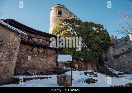 Château Chojnik (Zamek Chojnik) en Pologne pendant la journée ensoleillée d'hiver Banque D'Images