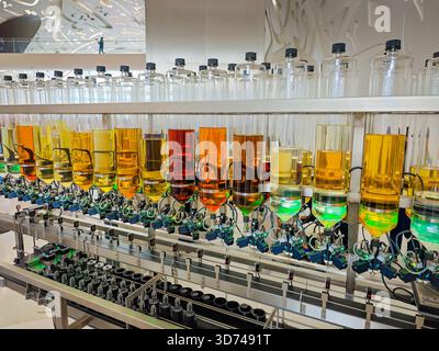 Production de parfum. Différents parfums dans des bouteilles. Ligne robotisée de production de parfum avec distribution automatisée de parfum Banque D'Images
