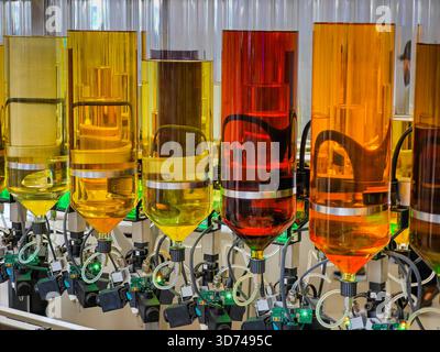 Production de parfum. Différents parfums dans des bouteilles. Ligne robotisée de production de parfum avec distribution automatisée de parfum Banque D'Images