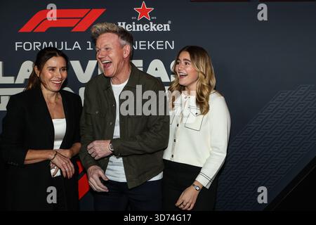 Las Vegas, Nevada, États-Unis. 22 novembre 2025. Gordon Ramsay, célèbre chef cuisinier, s'amuse à rire avec sa femme Tana et sa fille Tilly sur le tapis rouge du F1 Paddock avant le départ du Grand Prix Heineken Las Vegas de formule 1 à Las Vegas, Nevada. Christopher Trim/CSM/Alamy Live News Banque D'Images