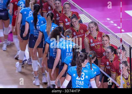 Rome, Italie. 23 novembre 2025. Accueil initial lors de SMI Roma volley vs Itas Trentino, Serie A2 Women match à Rome, Italie, 23 novembre 2025 crédit : Independent photo Agency/Alamy Live News Banque D'Images