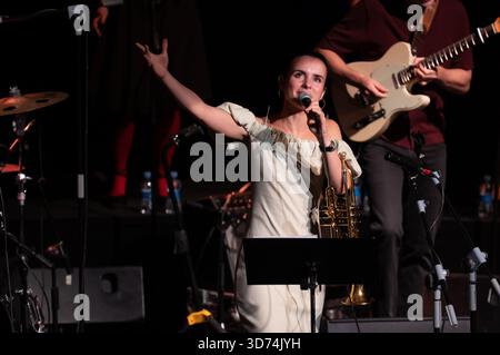 Le trompettiste et chanteur de jazz espagnol Andrea Motis se produit lors du concert JAZZMADRID au Théâtre Fernanda Gómez de Madrid, le 23 novembre 2025, SPAI Banque D'Images