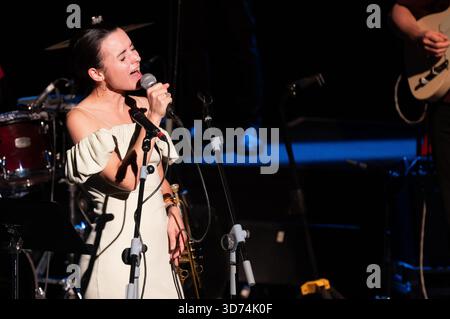 Le trompettiste et chanteur de jazz espagnol Andrea Motis se produit lors du concert JAZZMADRID au Théâtre Fernanda Gómez de Madrid, le 23 novembre 2025, SPAI Banque D'Images