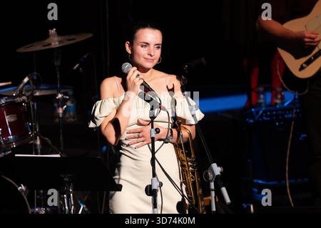 Le trompettiste et chanteur de jazz espagnol Andrea Motis se produit lors du concert JAZZMADRID au Théâtre Fernanda Gómez de Madrid, le 23 novembre 2025, SPAI Banque D'Images