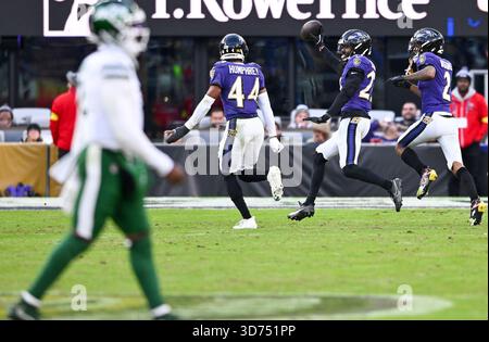 Baltimore, États-Unis. 23 novembre 2025. Baltimore Ravens cornerback T.J. Tampa Jr. (27) célèbre sa première interception en carrière contre les jets de New York au quatrième quart-temps au M&T Bank Stadium de Baltimore, Maryland, le dimanche 23 novembre 2025. Baltimore a gagné 23-10. Photo de David Tulis/UPI crédit : UPI/Alamy Live News Banque D'Images