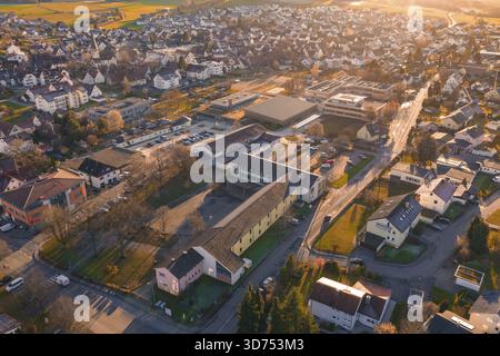 Vue aérienne d'un petit village au coucher du soleil avec une atmosphère chaleureuse, Althengstett, quartier Calw, Allemagne Banque D'Images