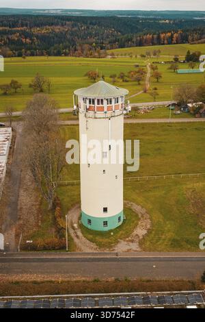 Château d'eau vive dans le paysage rural d'automne avec des champs verts et des arbres d'automne, château d'eau, Pfalzgrafenweiler, district de Freudenstadt, Allemagne Banque D'Images