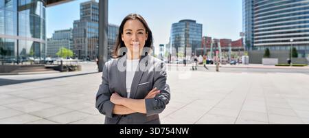 Jeune femme d'affaires asiatique souriante confiante debout sur la rue de la ville, portrait Banque D'Images