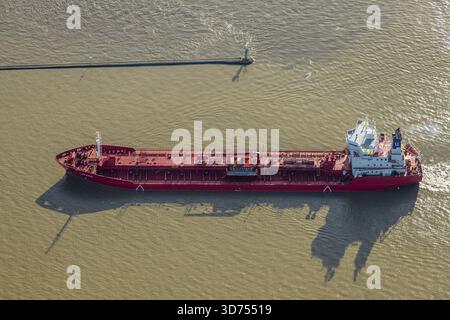 Vue aérienne, logistique Volswagen, navire rouge Latana pétrolier et chimique à l'extérieur du port EMS, Emden, Allemagne du Nord, Frise orientale, Bas Sax Banque D'Images