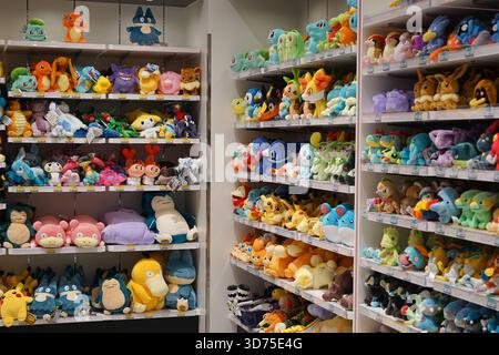 Étagères pleines de jouets Pokémon colorés au Centre Pokemon de la Station Hiroshima à Hiroshima, au Japon Banque D'Images
