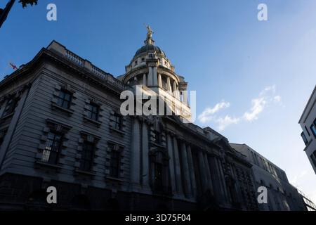 The Old Bailey, Londres. Lady Justice se dresse au sommet du dôme de ce palais de justice historique, symbolisant la justice pour tous. Banque D'Images