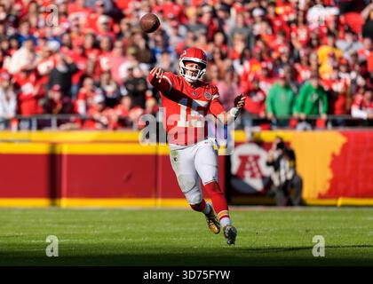 Kansas City, États-Unis. 23 novembre 2025. Le quarterback Patrick Mahomes (15 ans) des Chiefs de Kansas City tire une passe incomplète contre les Colts au stade Arrowhead de Kansas City, Missouri, le dimanche 23 novembre 2025. Photo de Jon Robichaud/UPI crédit : UPI/Alamy Live News Banque D'Images