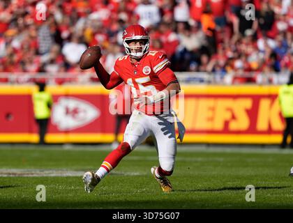Kansas City, États-Unis. 23 novembre 2025. Patrick Mahomes (15 ans), quarterback des Chiefs de Kansas City, cherche un receveur ouvert contre les Colts au stade Arrowhead de Kansas City, Missouri, le dimanche 23 novembre 2025. Photo de Jon Robichaud/UPI crédit : UPI/Alamy Live News Banque D'Images