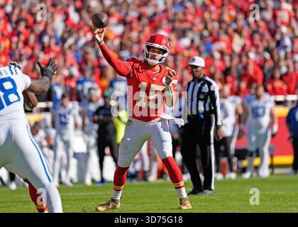 Kansas City, États-Unis. 23 novembre 2025. Le quarterback Patrick Mahomes (15 ans) des Chiefs de Kansas City passe pour 10 yards contre les Colts au stade Arrowhead à Kansas City, Missouri, le dimanche 23 novembre 2025. Photo de Jon Robichaud/UPI crédit : UPI/Alamy Live News Banque D'Images