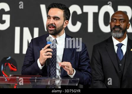 New York, États-Unis. 23 novembre 2025. Le maire élu Zohran Mamdani (démocrate de New York) fait des remarques à la congrégation alors qu'il assiste aux offices du dimanche matin à l'Union Grove Missionary Baptist Church dans le Bronx, New York, États-Unis le dimanche 23 novembre 2025. Crédit : Kyle Mazza/CNP/MediaPunch crédit : MediaPunch Inc/Alamy Live News Banque D'Images
