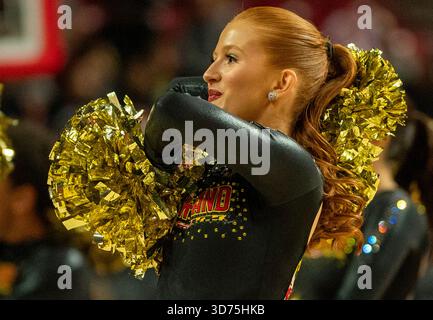 College Park, États-Unis. 23 novembre 2025. COLLEGE PARK, MD- 23 NOVEMBRE : Maryland Cheerleader se produit lors d'un match de basket-ball universitaire féminin entre les Terrapins du Maryland et les Patriots de George Mason le 23 novembre 2025, au Xfinity Center, à College Park, dans le Maryland. (Photo de Tony Quinn/SipaUSA) crédit : Sipa USA/Alamy Live News Banque D'Images