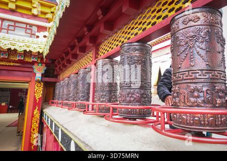 Shangri-la, Chine - 13 octobre 2025 : grands roues à prières à l'intérieur de l'enceinte du monastère de Ganden Sumtseling. Banque D'Images