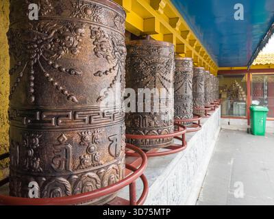 Shangri-la, Chine - 13 octobre 2025 : grands roues à prières à l'intérieur de l'enceinte du monastère de Ganden Sumtseling. Banque D'Images