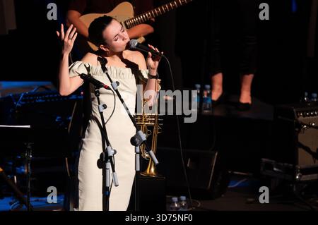Madrid, Espagne. 23 novembre 2025. Le trompettiste et chanteur de jazz espagnol Andrea Motis se produit lors du concert JAZZMADRID au Théâtre Fernanda Gómez de Madrid. Crédit : SOPA images Limited/Alamy Live News Banque D'Images