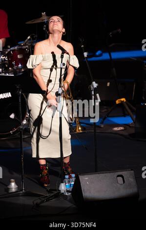 Madrid, Espagne. 23 novembre 2025. Le trompettiste et chanteur de jazz espagnol Andrea Motis se produit lors du concert JAZZMADRID au Théâtre Fernanda Gómez de Madrid. Crédit : SOPA images Limited/Alamy Live News Banque D'Images