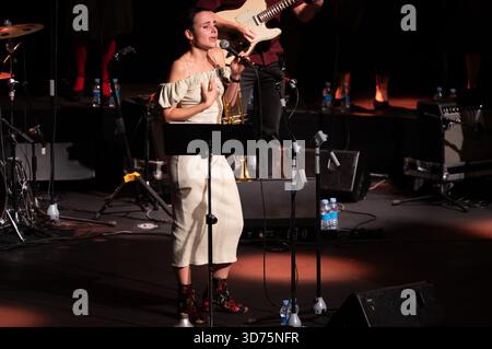 Madrid, Espagne. 23 novembre 2025. Le trompettiste et chanteur de jazz espagnol Andrea Motis se produit lors du concert JAZZMADRID au Théâtre Fernanda Gómez de Madrid. Crédit : SOPA images Limited/Alamy Live News Banque D'Images