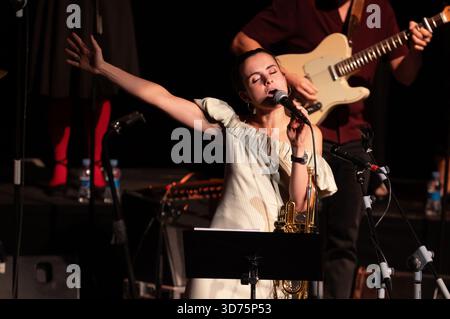 Madrid, Espagne. 23 novembre 2025. Le trompettiste et chanteur de jazz espagnol Andrea Motis se produit lors du concert JAZZMADRID au Théâtre Fernanda Gómez de Madrid. (Photo par Atilano Garcia/SOPA images/SIPA USA) crédit : SIPA USA/Alamy Live News Banque D'Images