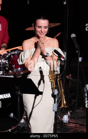 Madrid, Espagne. 23 novembre 2025. Le trompettiste et chanteur de jazz espagnol Andrea Motis se produit lors du concert JAZZMADRID au Théâtre Fernanda Gómez de Madrid. (Photo par Atilano Garcia/SOPA images/SIPA USA) crédit : SIPA USA/Alamy Live News Banque D'Images
