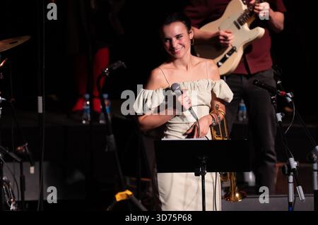 Madrid, Espagne. 23 novembre 2025. Le trompettiste et chanteur de jazz espagnol Andrea Motis se produit lors du concert JAZZMADRID au Théâtre Fernanda Gómez de Madrid. (Photo par Atilano Garcia/SOPA images/SIPA USA) crédit : SIPA USA/Alamy Live News Banque D'Images