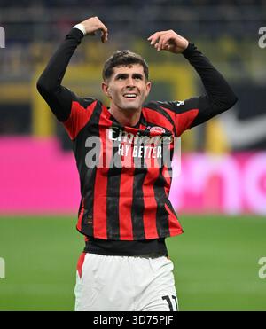 Milan, Italie. 23 novembre 2025. Christian Pulisic d'AC Milan célèbre son but lors d'un match de football de Serie A entre l'Inter Milan et l'AC Milan à Milan, Italie, le 23 novembre 2025. Crédit : Alberto Lingria/Xinhua/Alamy Live News Banque D'Images