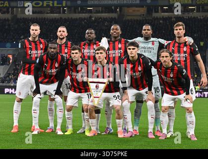 Milan, Italie. 23 novembre 2025. Les joueurs débutants de l'AC Milan posent pour une photo de groupe avant un match de football de Serie A entre l'Inter Milan et l'AC Milan à Milan, Italie, le 23 novembre 2025. Crédit : Alberto Lingria/Xinhua/Alamy Live News Banque D'Images