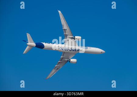 Airbus A350-1000 XWB avion de passagers commercial en vol au salon aéronautique de Dubaï Banque D'Images