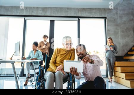 Gens d'affaires occupés, programmeurs ingénieur développeur de logiciels travaillant sur l'ordinateur dans le bureau Banque D'Images